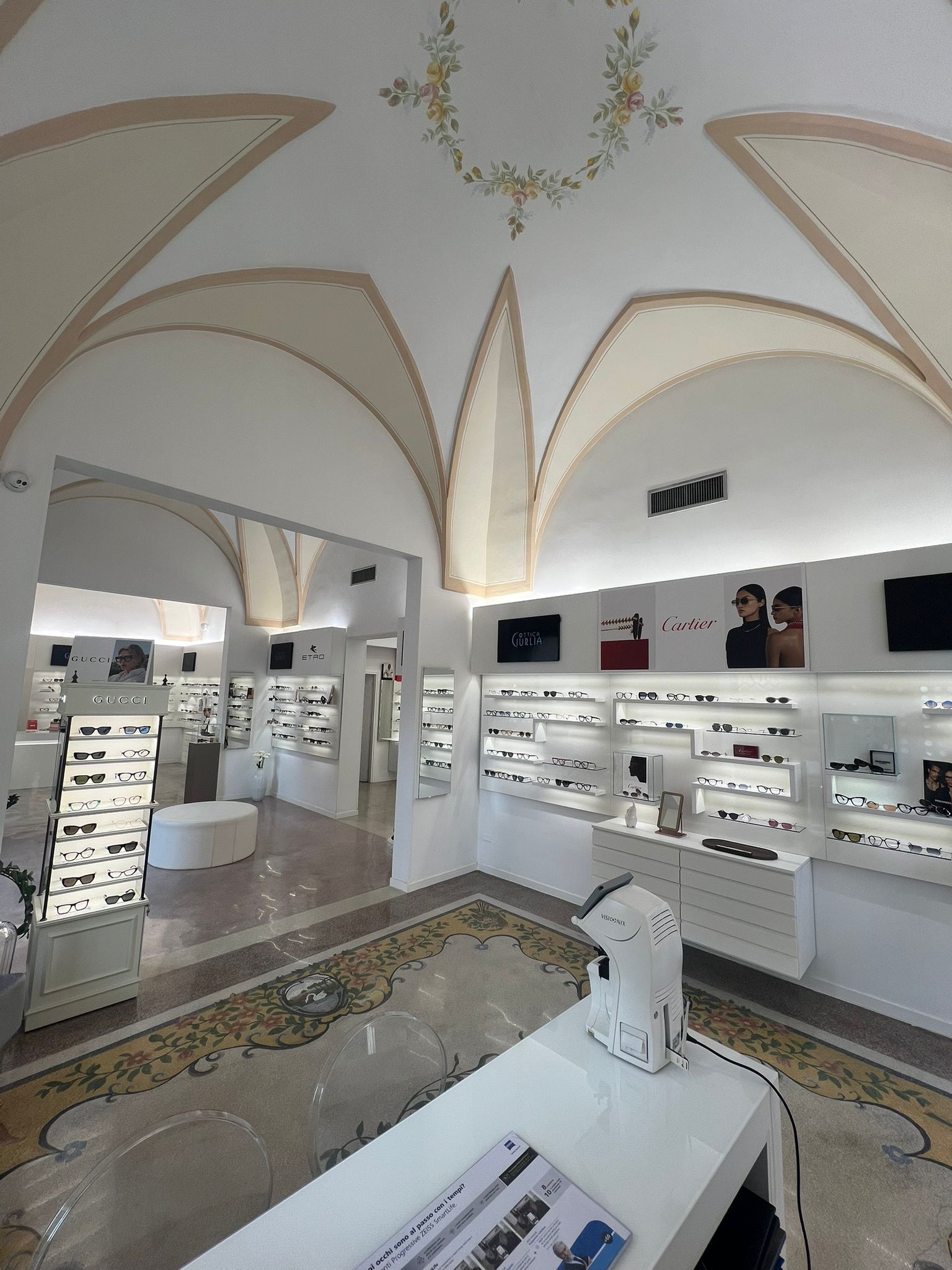 Interno negozio Ottica Ciurlia Tricase
