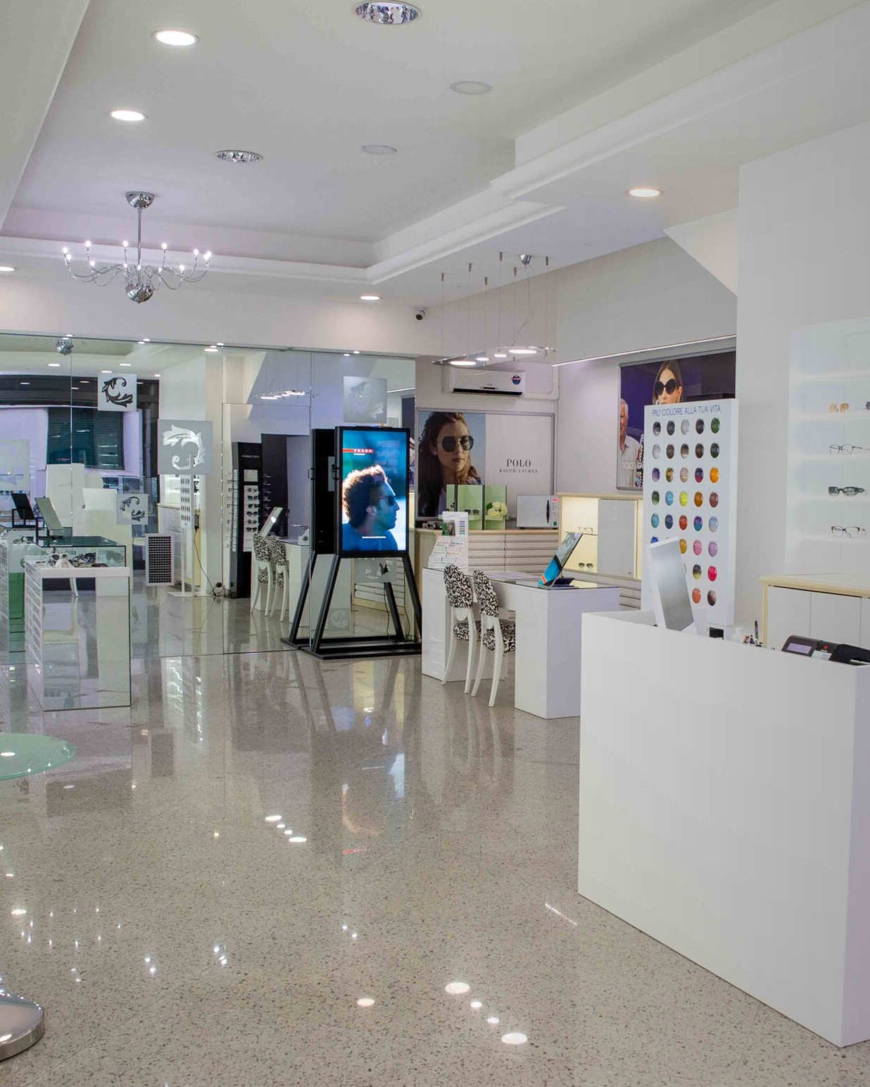 Interno negozio Ottica Ciurlia Ugento