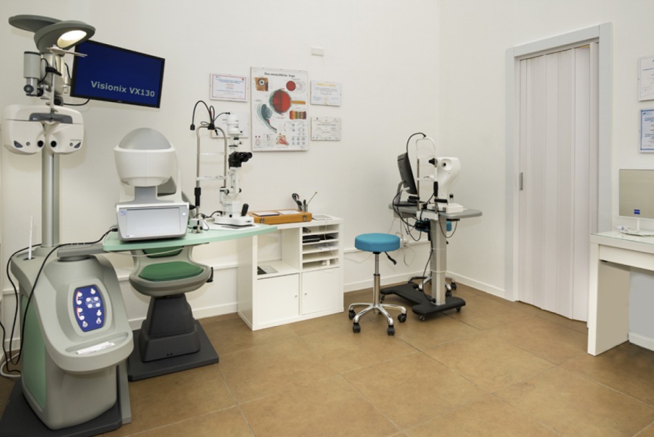 Servizi Ottica Ciurlia: sala per il controllo della vista e la contattologia